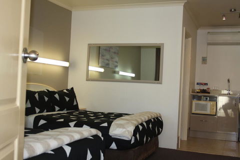 Leagues Motel - Surfers Gold Coast 3