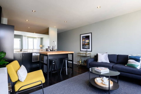LUCY Stylish City Vibe And Views - Surfers Gold Coast 2