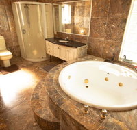 Luxuary self-contained living with Spa. - Surfers Gold Coast