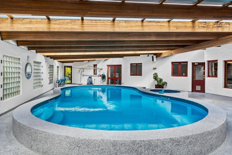 Luxury 6 Bedroom Home With Pool And Spa - Surfers Gold Coast 2