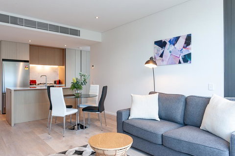 LUXURY APARTMENT / / MOMENTS TO LANE COVE VILLAGE - Surfers Gold Coast 3