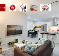 LUXURY HOUSE 10 MIN FROM BEACH WIFINETFLIX SLEEP 9 - Surfers Gold Coast