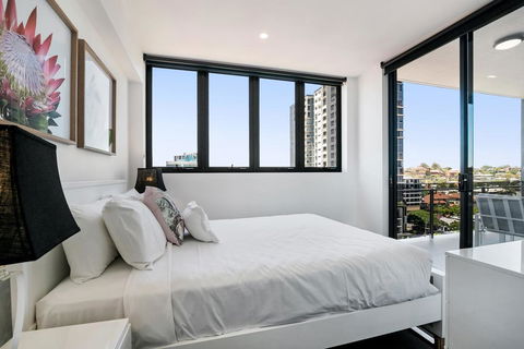 Luxury Living With Panoramic Views - Surfers Gold Coast 3