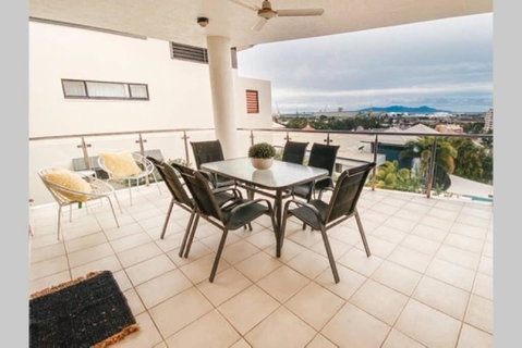 Magnificent Location With Amazing Views - Surfers Gold Coast 0