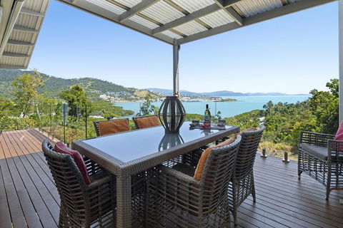 MANDALAY ESCAPE, SECLUSION & SERENITY WITH A POOL - Surfers Gold Coast 1