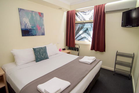 Miami Hotel Melbourne - Surfers Gold Coast 1