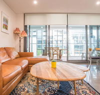 Modern 1bed1study Apt near Station  MQ Centre - Surfers Gold Coast
