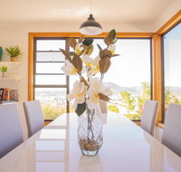 Moonah House-10 mins to CBD  MONA 4BR 2 BATH great view park 3 cars sleep 11 king bed en-suite - Surfers Gold Coast