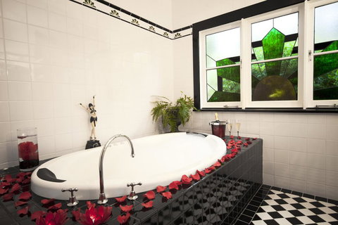 Mountain Whispers The Gatsby - Surfers Gold Coast 3