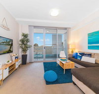 Near Airport  Train Station Stylish Two-Story Apartment - Surfers Gold Coast