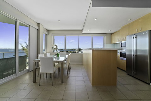 Luxury Suite Bunbury - Surfers Gold Coast 9