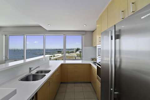 Luxury Suite Bunbury - Surfers Gold Coast 8
