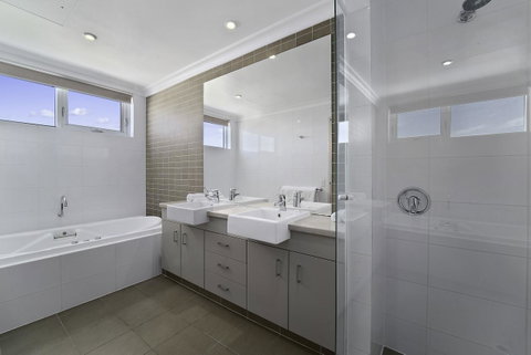 Luxury Suite Bunbury - Surfers Gold Coast 11