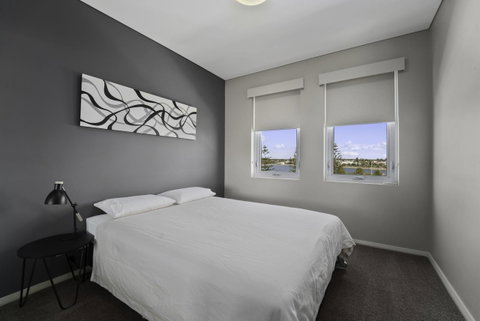 Luxury Suite Bunbury - Surfers Gold Coast 12