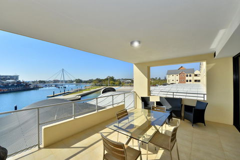 Dolphin Quay Apartments - Surfers Gold Coast 9