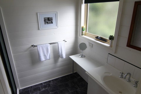 BINALONG BEACH COTTAGE Beachfront At Bay Of Fires Next To Restaurant - Surfers Gold Coast 7