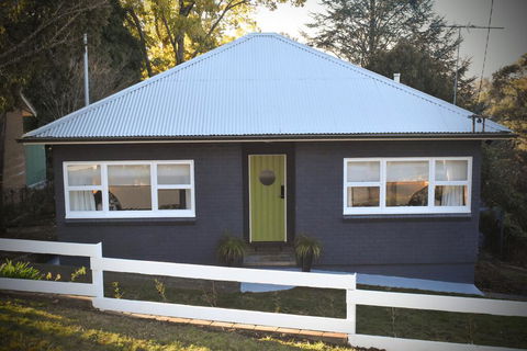 NEW Winston Cottage Leura Views & Location - Surfers Gold Coast 0