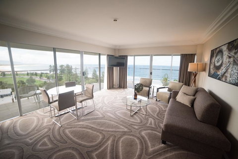 Novotel Wollongong Northbeach - Surfers Gold Coast 1