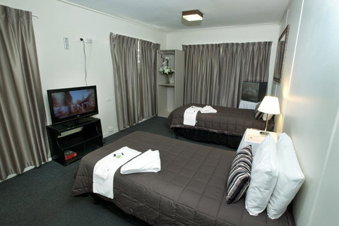 O'Sheas Windsor Hotel - Surfers Gold Coast 0