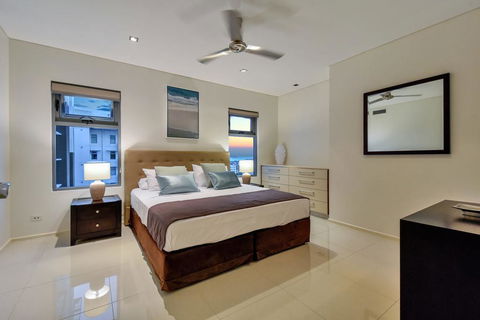 Oceana Darwin Central Oceanfront 3 Bedroom 2 Lounge Room Pool Gym Tennis Court Sleeps 9 - Surfers Gold Coast 1