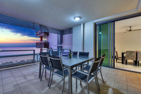 Oceana Darwin Central Oceanfront 3 Bedroom 2 Lounge Room Pool Gym Tennis Court Sleeps 9 - Surfers Gold Coast 2