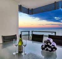 Oceana Darwin Central Oceanfront 3 bedroom 2 Lounge Room Pool Gym Tennis Court Sleeps 9 - Surfers Gold Coast