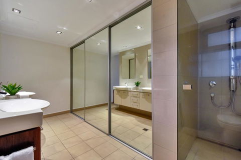 Oceana Darwin Central Oceanfront 3 Bedroom 2 Lounge Room Pool Gym Tennis Court Sleeps 9 - Surfers Gold Coast 3