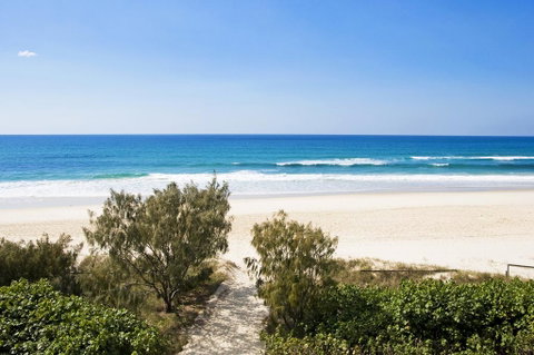 Oceanside Resort - Absolute Beachfront Apartments - Surfers Gold Coast 1