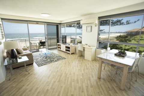 Oceanside Resort - Absolute Beachfront Apartments - Surfers Gold Coast 2