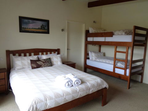 Off Mountain Accommodation - Surfers Gold Coast 2