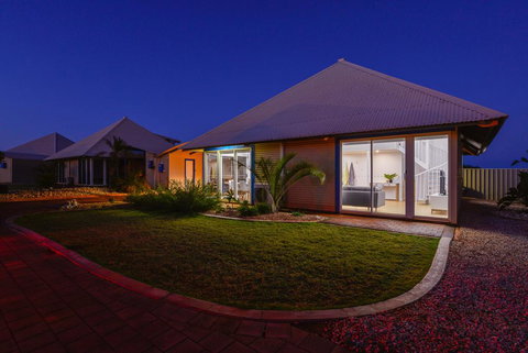 Osprey Holiday Village Unit 106 - Trendy 3 Bedroom Holiday Villa With A Pool In The Complex - Surfers Gold Coast 1