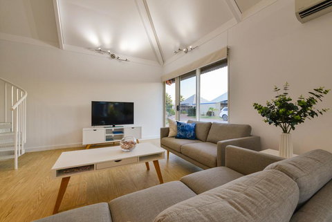 Osprey Holiday Village Unit 106 - Trendy 3 Bedroom Holiday Villa With A Pool In The Complex - Surfers Gold Coast 3