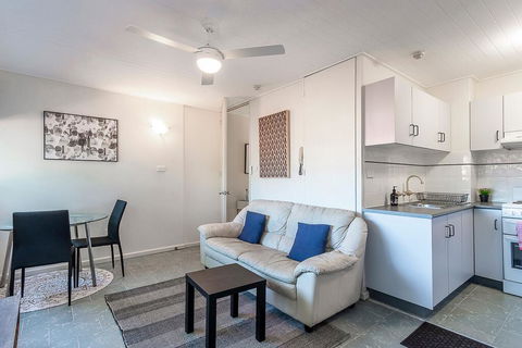 PADDINGTON PAD With PARKING & SMART TV & POOL - Surfers Gold Coast 2