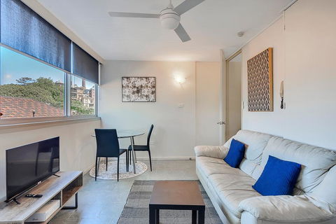 PADDINGTON PAD With PARKING & SMART TV & POOL - Surfers Gold Coast 3