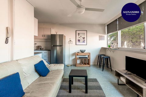 PADDINGTON PAD With PARKING & SMART TV & POOL - Surfers Gold Coast 0