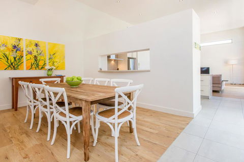 PALM COURT RETREAT - MORNINGTON - Surfers Gold Coast 1