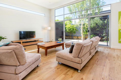 PALM COURT RETREAT - MORNINGTON - Surfers Gold Coast 0