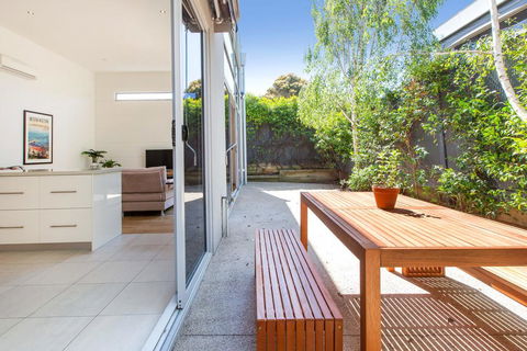 PALM COURT RETREAT - MORNINGTON - Surfers Gold Coast 2
