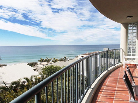 Panoramic Ocean Views Of Sunshine Beach Unit 5 Vista Pacific 12 Bryan Street - Surfers Gold Coast 0