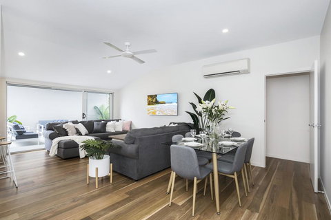 Park Avenue Terrace House Sleeps 9 - Surfers Gold Coast 1