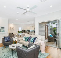 Park Avenue Townhouse Retreat Brisbane Sleeps 10 - Surfers Gold Coast