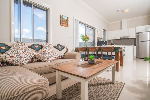 PEACEFUL 2Kingbed RootyHill Townhouse Near Station - Surfers Gold Coast 0