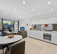 Peaceful Water-side Retreat With Huge Courtyard. - Surfers Gold Coast