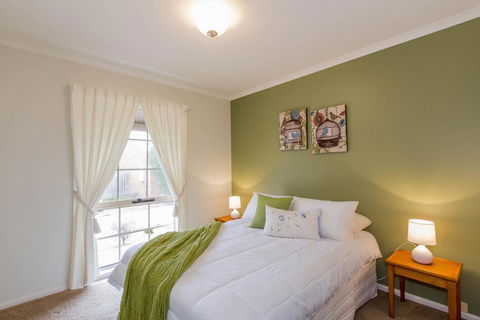PERFECT ON PYMBLE AVE - Surfers Gold Coast 1