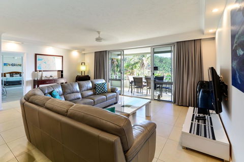 POINCIANA 101 HAMILTON ISLAND CENTRALLY LOCATED 3 BEDROOM, Plus BUGGY!! - Surfers Gold Coast 2