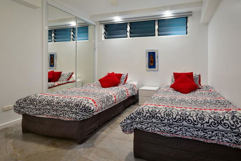 POINCIANA 101 HAMILTON ISLAND CENTRALLY LOCATED 3 BEDROOM, Plus BUGGY!! - Surfers Gold Coast 1