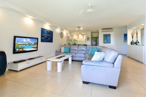POINCIANA 101 HAMILTON ISLAND CENTRALLY LOCATED 3 BEDROOM, Plus BUGGY!! - Surfers Gold Coast 3