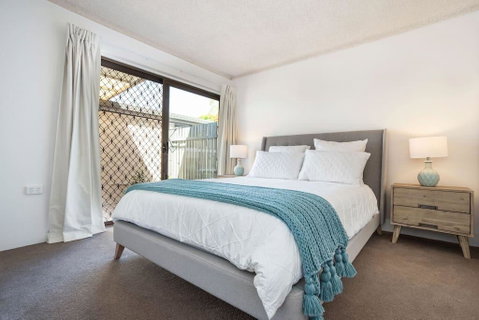 Quiet River Front Escape Walk To Ocean Street & Shops - Surfers Gold Coast 2
