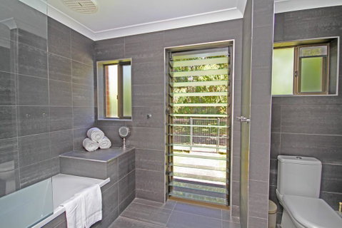 Red Door Beach House - Marcoola Beach - PET FRIENDLY, FOXTEL, WIFI, 500 BOND, Linen Supplied - Surfers Gold Coast 3