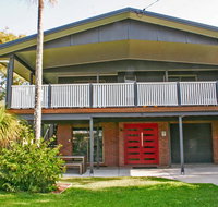 Red Door Beach House - Marcoola Beach - PET FRIENDLY FOXTEL WIFI 500 BOND Linen Supplied - Surfers Gold Coast